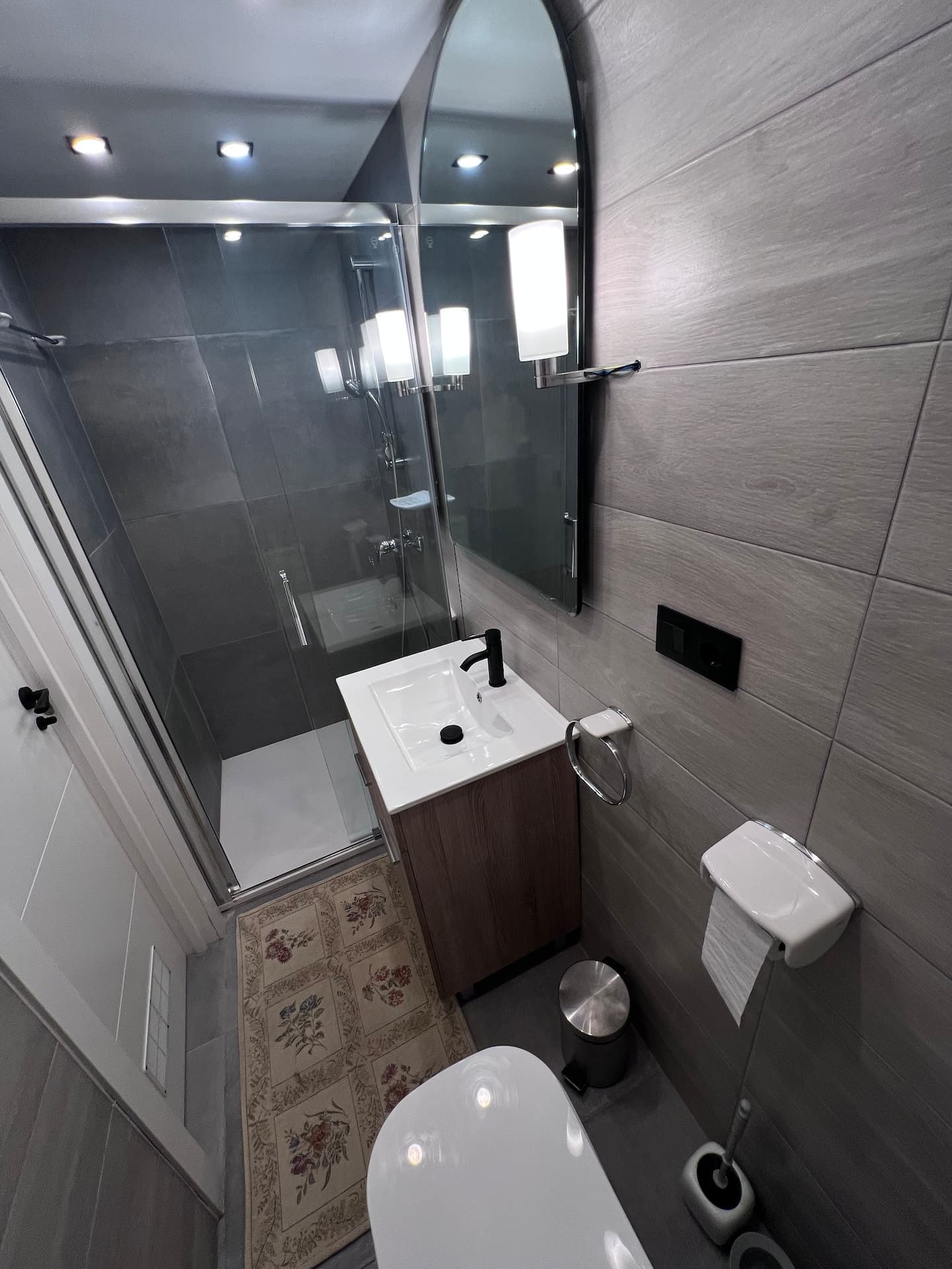 Bathroom 3: shower and WC