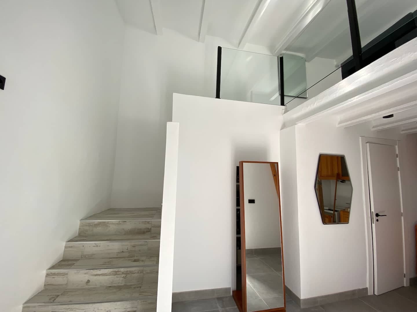 Loft room: stairs to the upper level