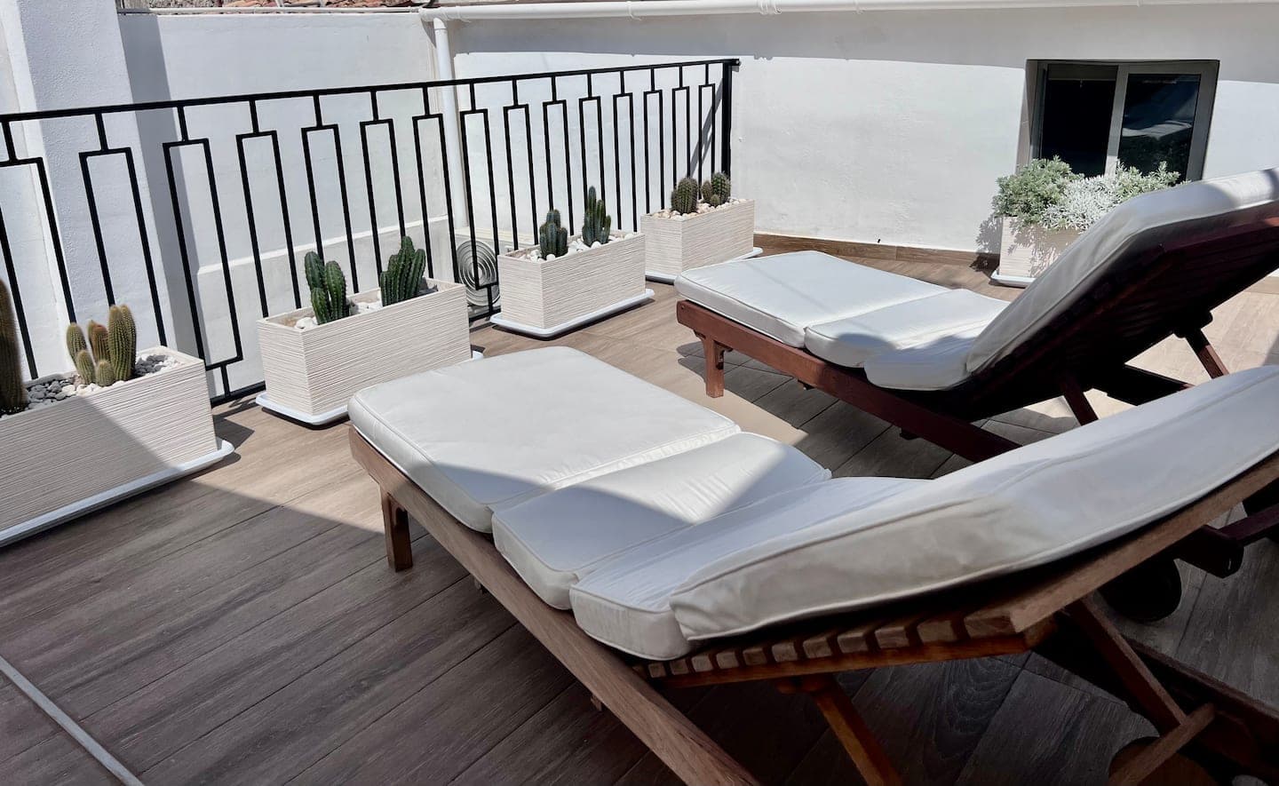 Roof terrace: sun loungers
